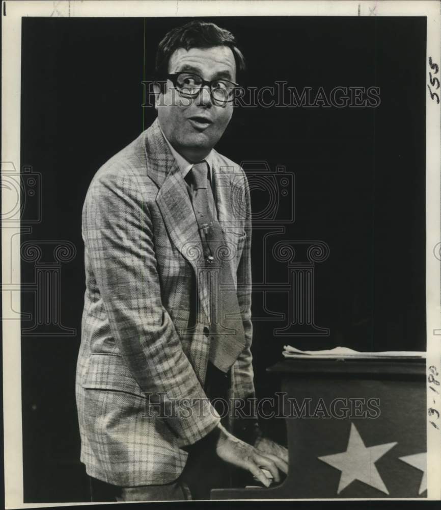 1977 Press Photo Political satirist Mark Russell performs in Washington, D.C. - Historic Images