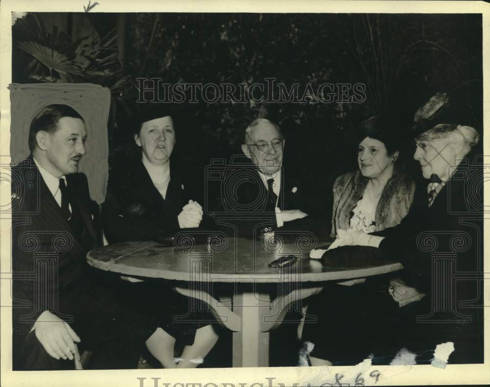 1941 Press Photo Attendees to the B.W.R. tea and dance enjoy each others company- Historic Images