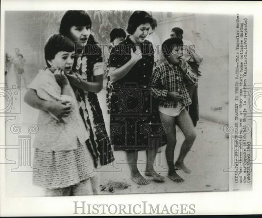 1963 Press Photo A mother & her children cry during an earthquake in Yugoslavia - Historic Images