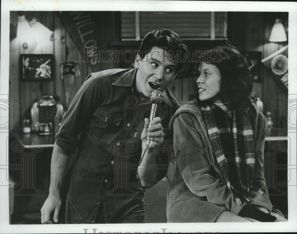 1978 Press Photo Actor Anson Williams sings to a cast member in &quot;Happy Days&quot;- Historic Images