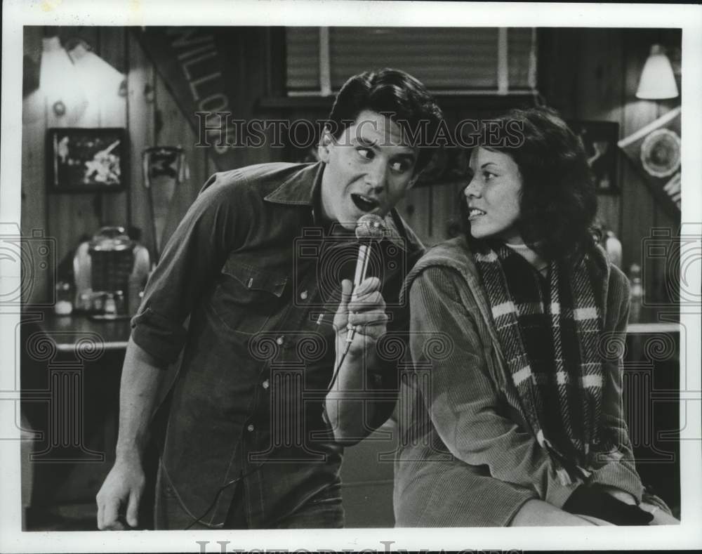 1978 Press Photo Actor Anson Williams sings to a cast member in "Happy Days"- Historic Images