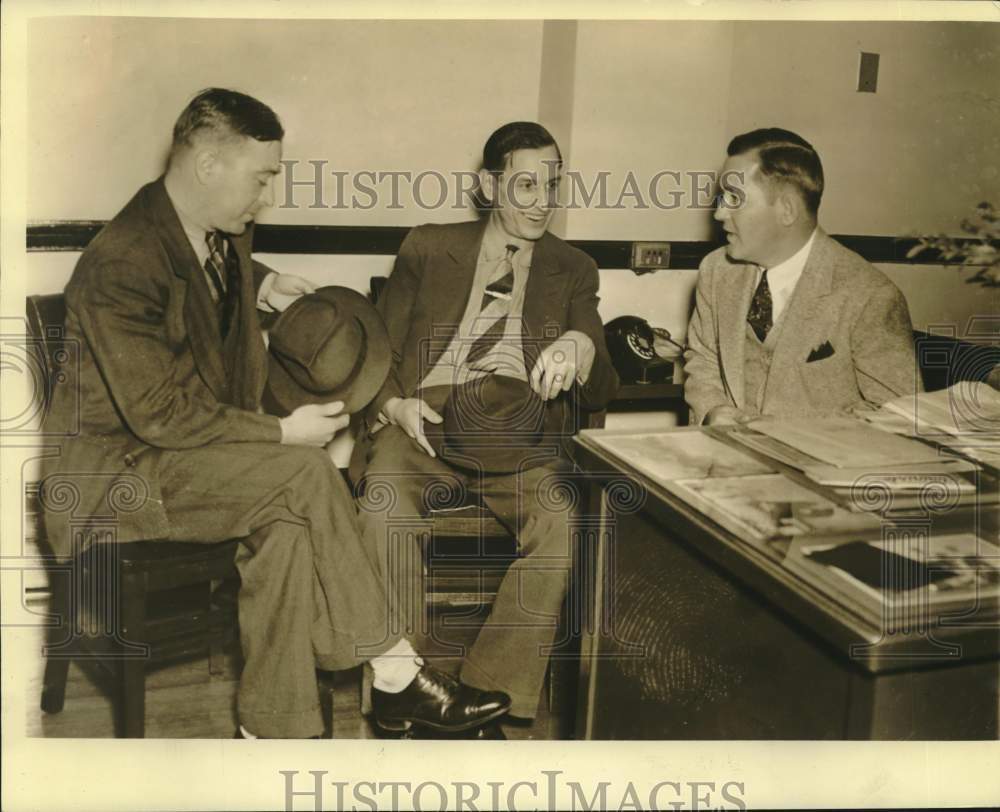 1938 Press Photo Crime suspects John Wolfe, Warren Newman chat with police, LA. - Historic Images