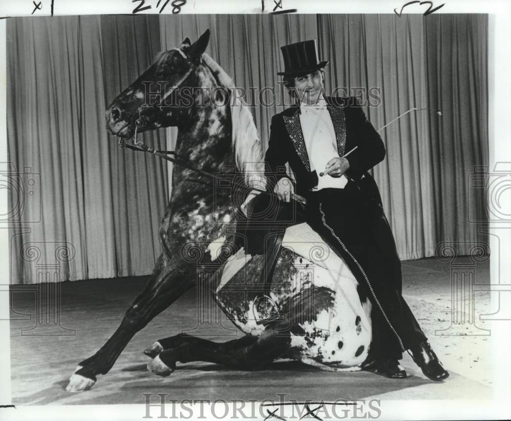 1977 Press Photo Gaylord Maynard with his movie horse &quot;Chief Bear Paws, Jr.&quot; - Historic Images