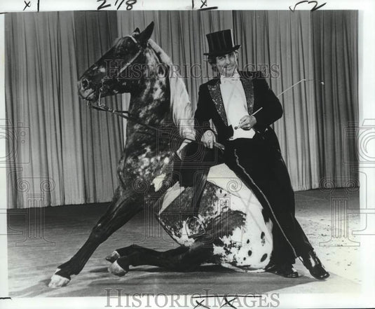 1977 Press Photo Gaylord Maynard with his movie horse "Chief Bear Paws, Jr." - Historic Images