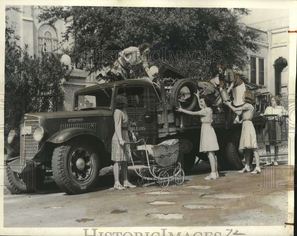 1942 Press Photo Elanor McMain High School students collect scrap for a drive - Historic Images