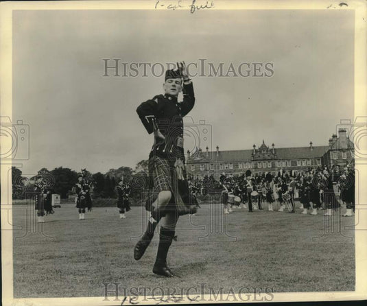1962 Press Photo Royal Scots Greys Member Demonstrates Highland Dance - Historic Images