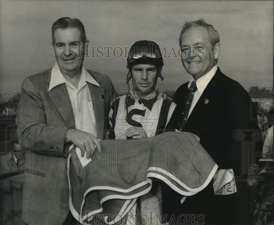 1975 Press Photo Winning Jockey, Owner Get Blanket from Horsemen's Association- Historic Images