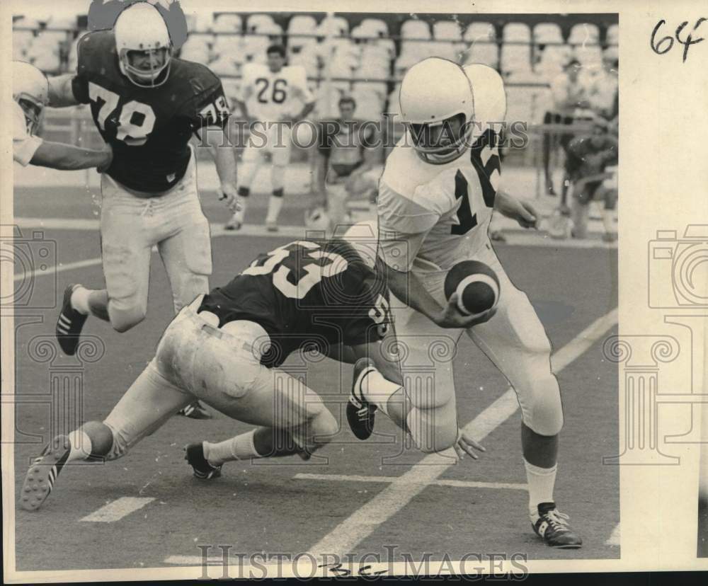 1971 Press Photo Tulane Football Quarterback Mike Walker in Field Action - Historic Images