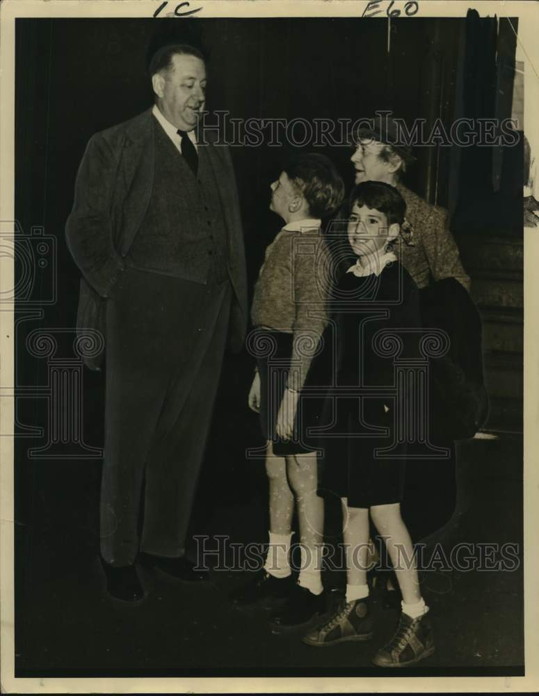 1987 Press Photo Hendrik Willem Van Loon, Educator greets Wife and Children - Historic Images