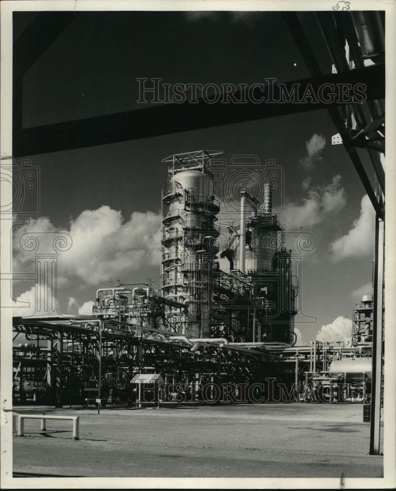 1955 Press Photo Catalytic Cracking Unit at Shell Oil Company&#39;s Norco Refinery- Historic Images