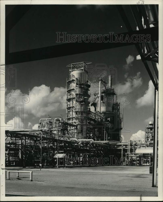 1955 Press Photo Catalytic Cracking Unit at Shell Oil Company's Norco Refinery- Historic Images