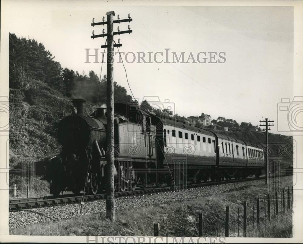 1960 Press Photo The Cambria Coast Express Train Rolls Through Welsh Countryside - Historic Images