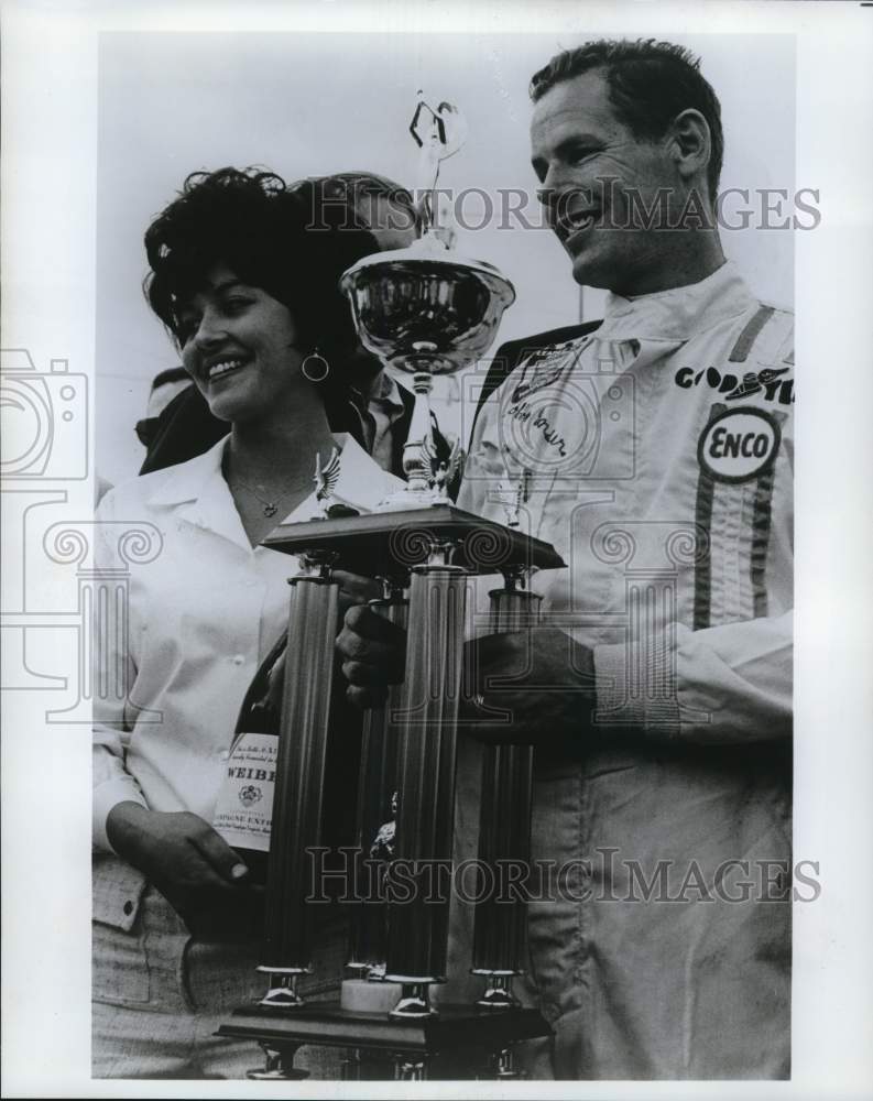 1968 Press Photo Car Racer Bobby Unser, Wife after Las Vegas Race Win - Historic Images