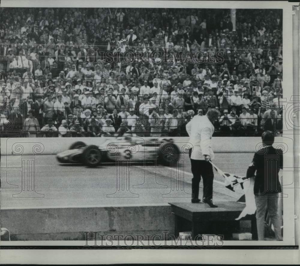 1968 Press Photo Bobby Unser, riding in car number three in Indianapolis 500. - Historic Images