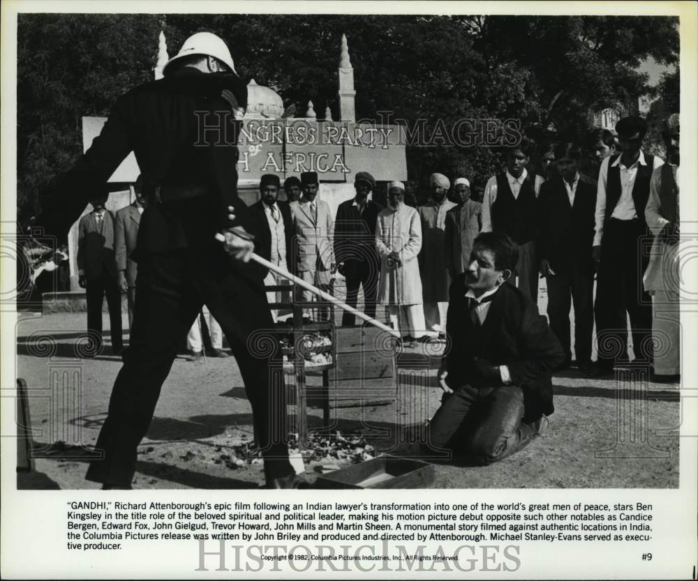 1982 Press Photo Scene from "Gandhi" starring Ben Kingsley. - nox57893 - Historic Images