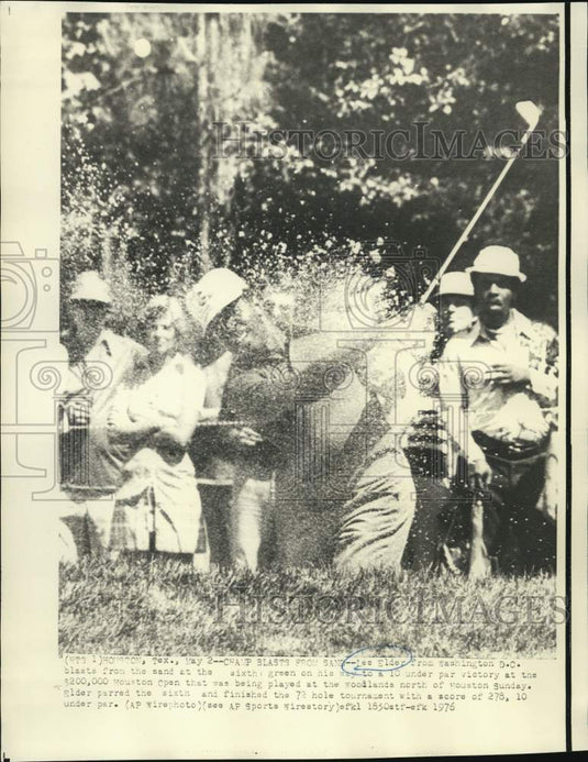 1976 Press Photo Lee Elder blasts from the sand at Woodlands' Houston Open.- Historic Images