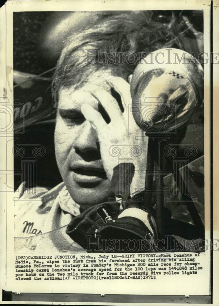 1971 Press Photo Michigan 200 race winner Mark Donohue wipes dust from face. - Historic Images