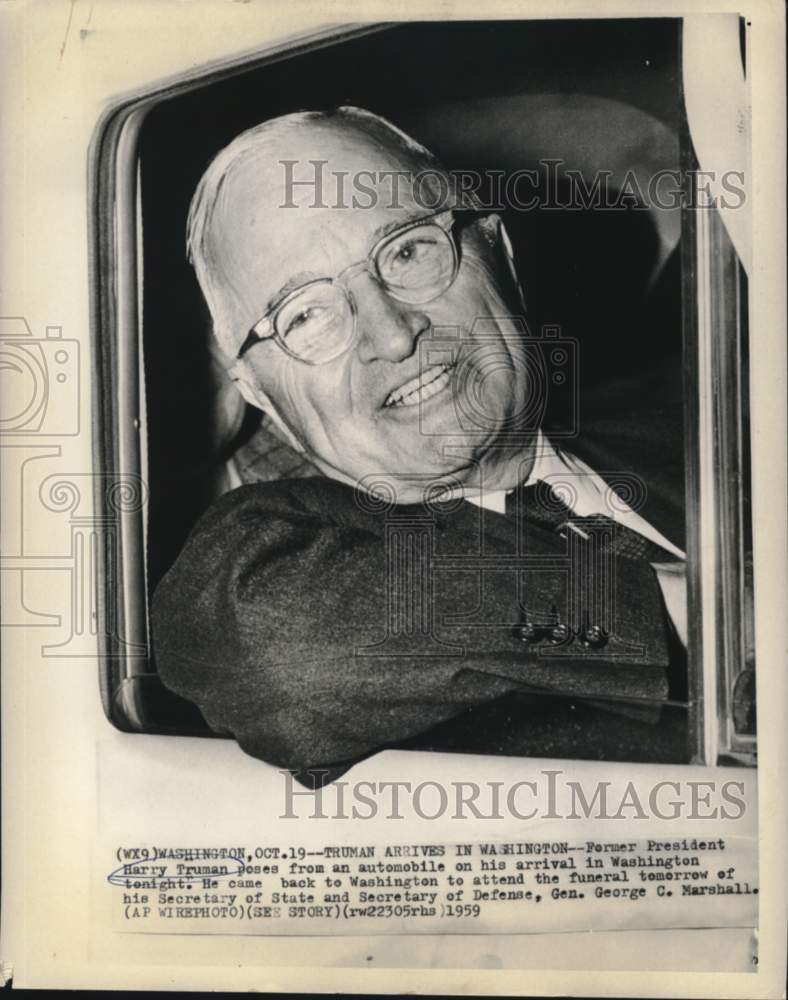 1959 Press Photo Former President Truman poses from automobile in Washington.- Historic Images