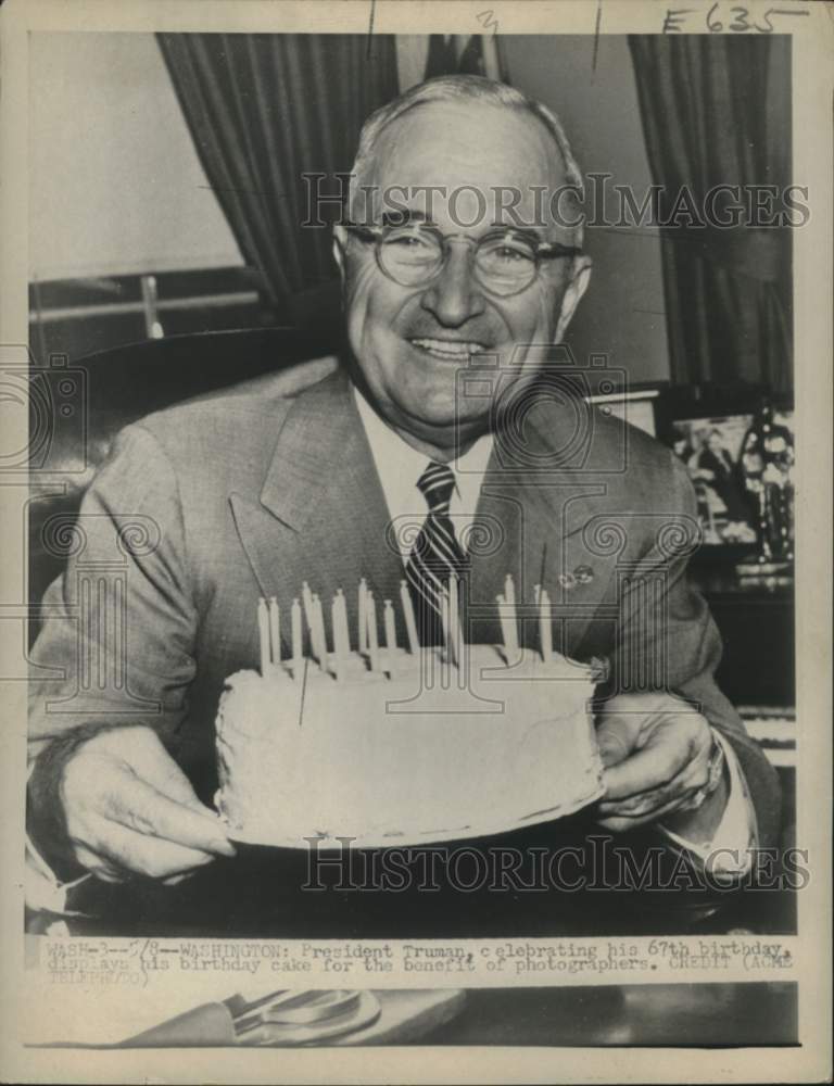 1951 Press Photo President Truman displays his 67th birthday cake - nox59703- Historic Images