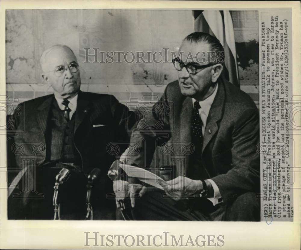 1961 Press Photo Harry Truman and Lyndon Johnson talk to newsmen in Kansas City.- Historic Images