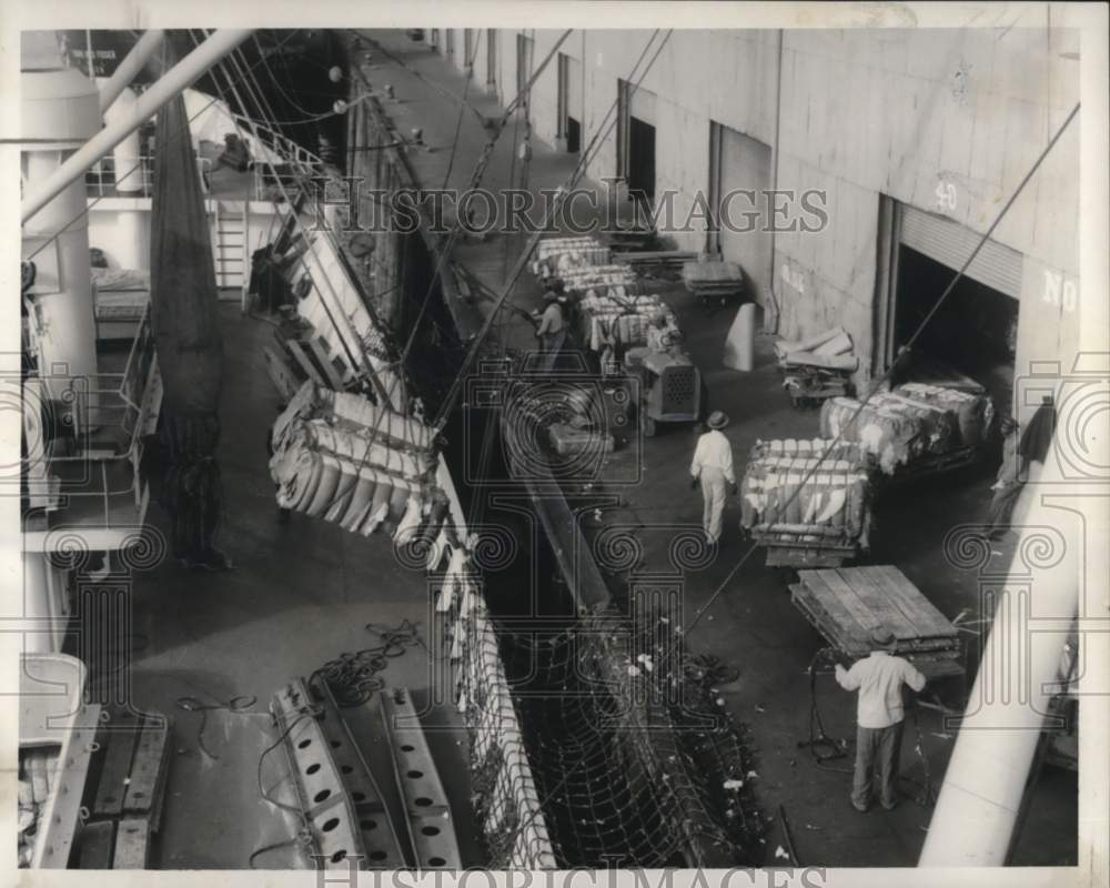 1956 Press Photo Longshoremen unload SS Andrea at Mandeville Wharf, New Orleans.- Historic Images