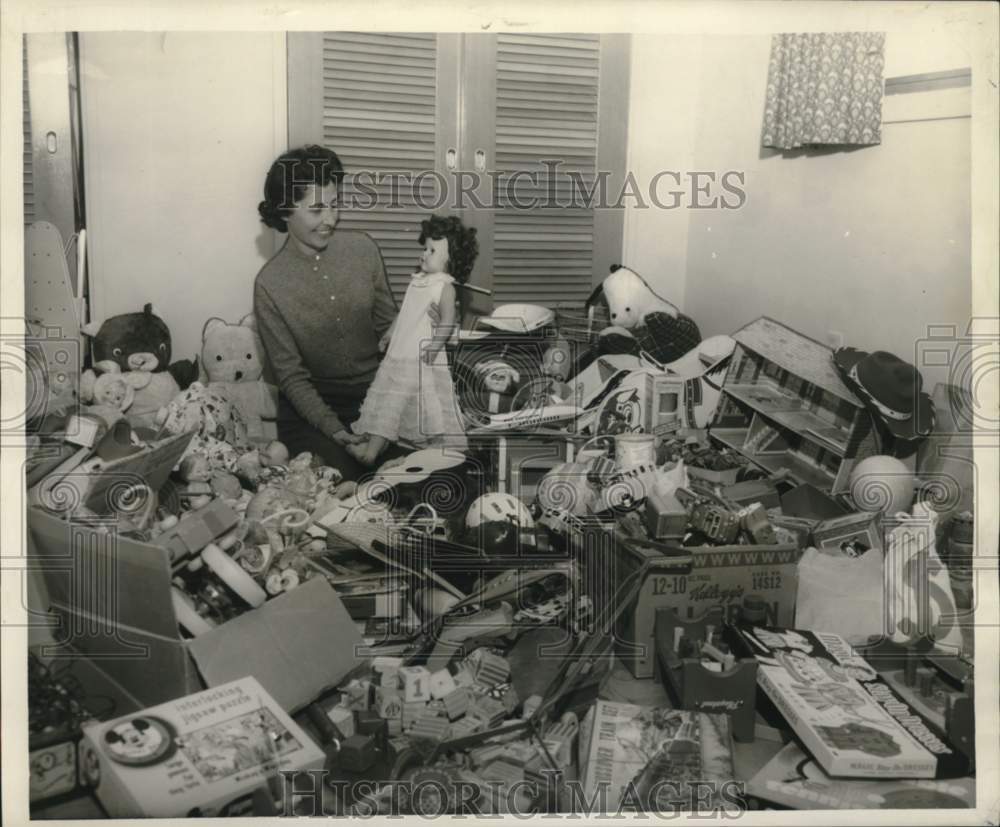 1959 Press Photo Mrs. Glenn Miller admires toys for underprivileged children, LA- Historic Images