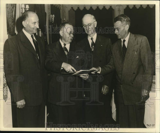 1952 Press Photo D.M. Strickland confers with National Clay Pipe officers in LA- Historic Images
