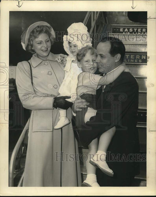 1949 Press Photo Mayor Morrison and wife with their children in New Orleans- Historic Images