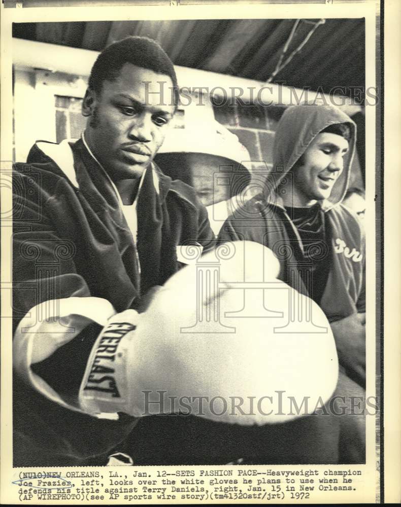1972 Press Photo Joe Frazier looks over white gloves to use in New Orleans fight - Historic Images