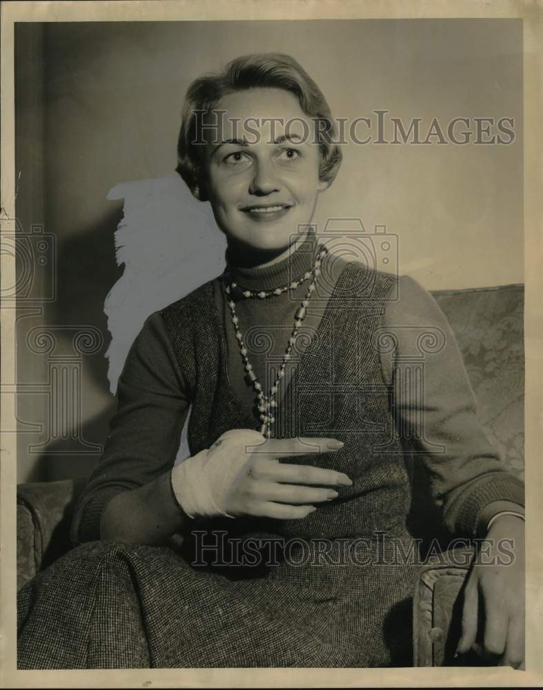 1955 Press Photo Miss New Orleans 1951, Mrs. Betty Miller, shows bandaged hand.- Historic Images