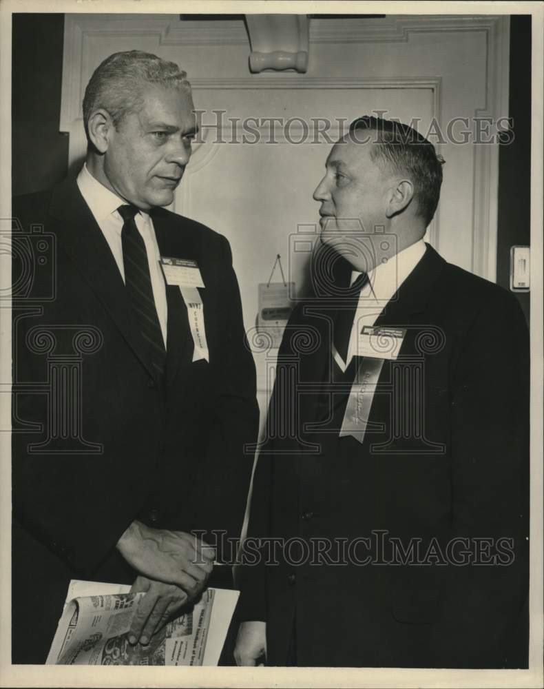 1980 Press Photo Clay Shaw and Merle Yontz confer at World Trade Conference.- Historic Images