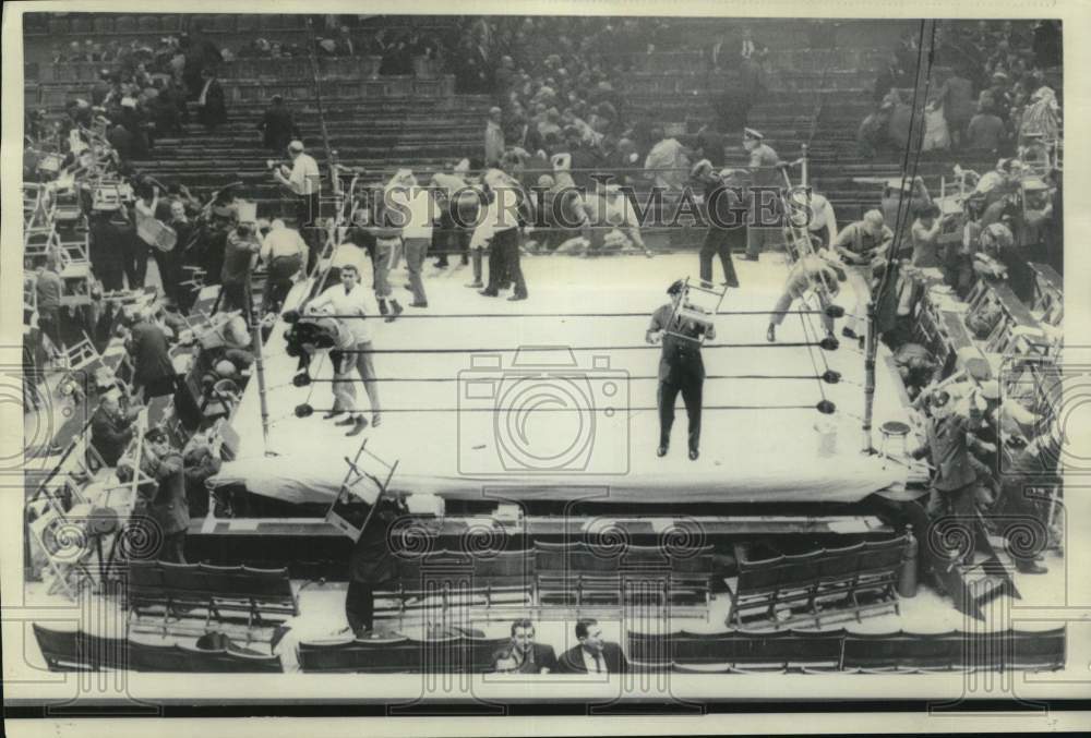 1967 Press Photo Guards and spectators after Dick Tiger and Jose Torres bout. - Historic Images