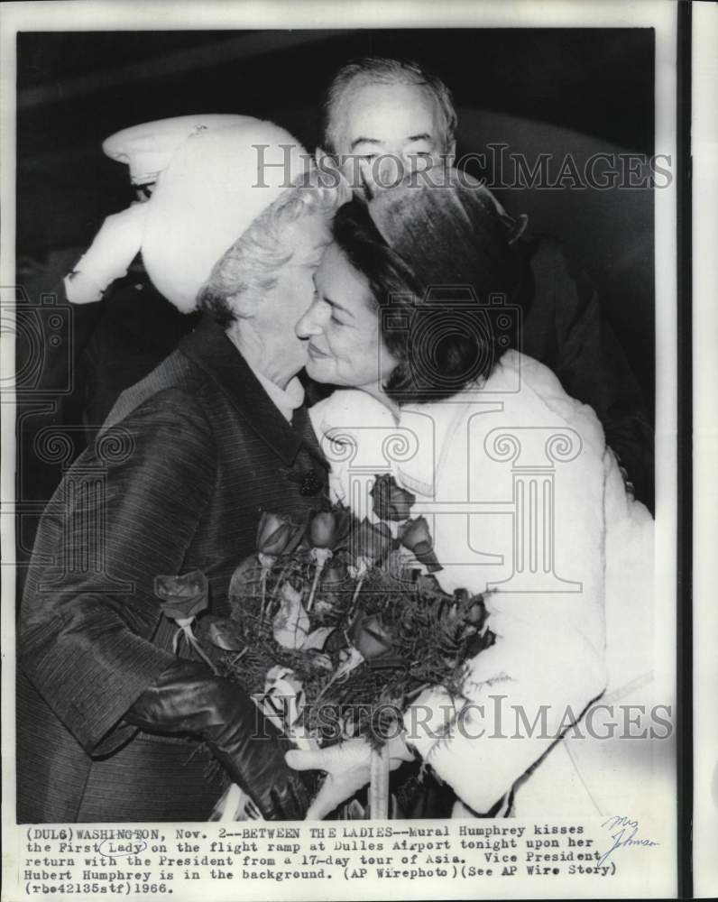 1966 Press Photo Mural Humphrey kisses Mrs. Lyndon Johnson at Dallas Airport- Historic Images