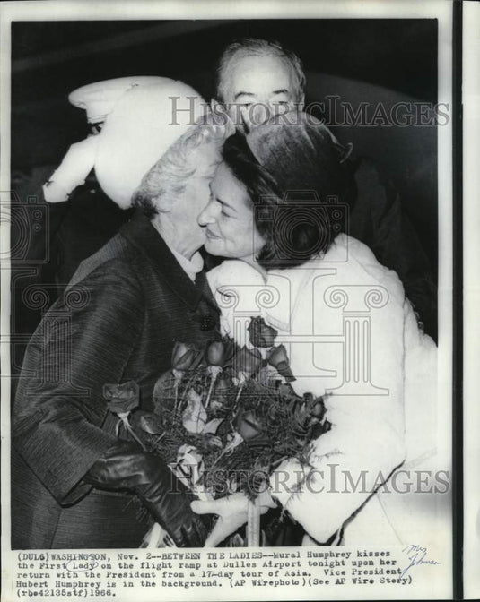 1966 Press Photo Mural Humphrey kisses Mrs. Lyndon Johnson at Dallas Airport- Historic Images