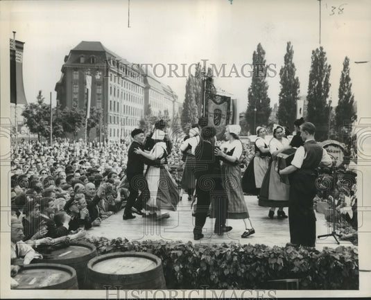 1953 Press Photo Dancers Perform at Annual Berlin Wine Week, Germany - Historic Images