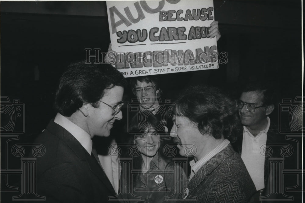1982 Press Photo Rep Les AuCoin With Supporters At Benson Hotel In Portland - Historic Images