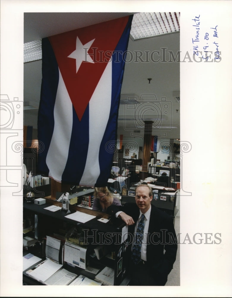 2000 Press Photo Jeff Barger with a Cuban Flag - ora05467 - Historic Images