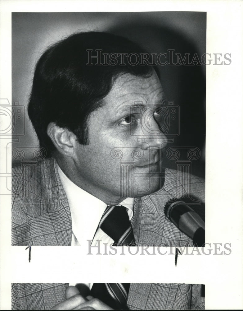 1981 Press Photo Raeldon Barker during council vote - ora05476 - Historic Images
