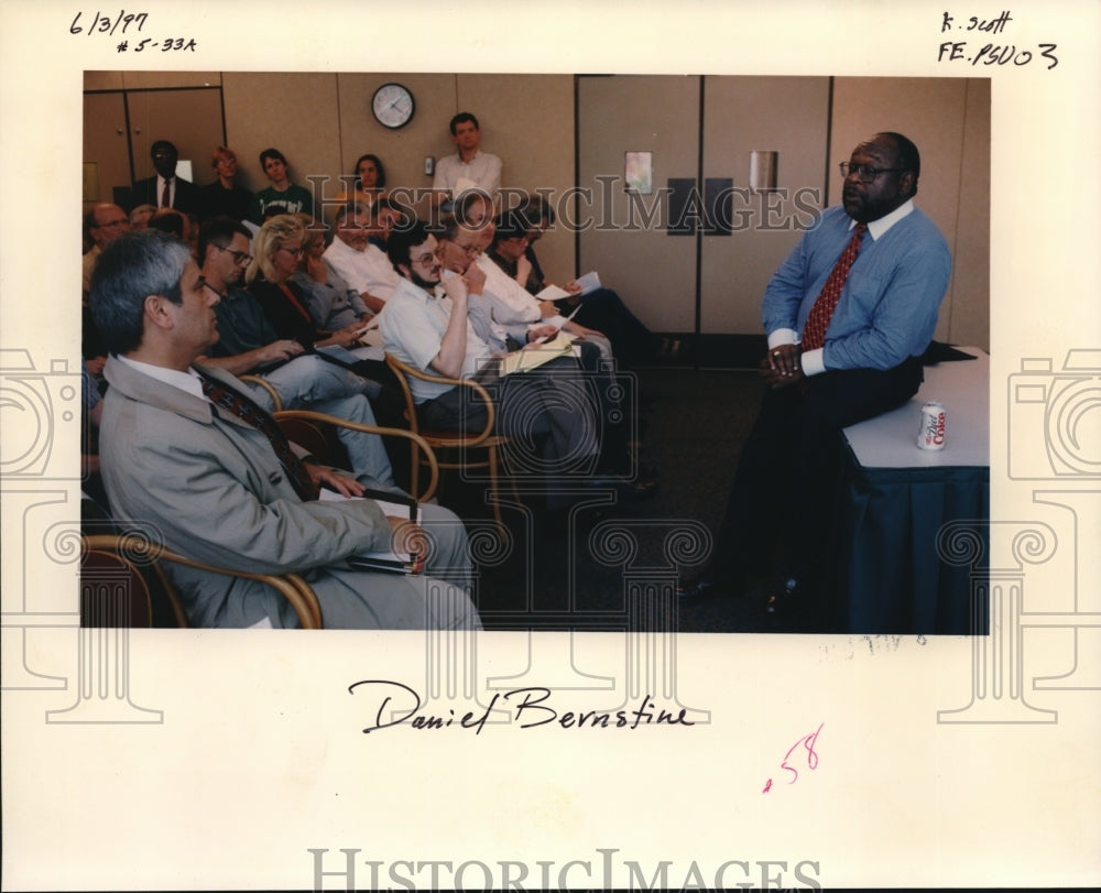 1997 Press Photo Daniel Bernstine Speaks to Group - ora05616 - Historic Images