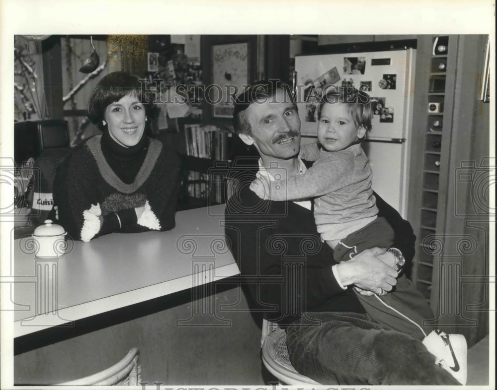 1985 Press Photo Robert Ames and Family - ora06058 - Historic Images