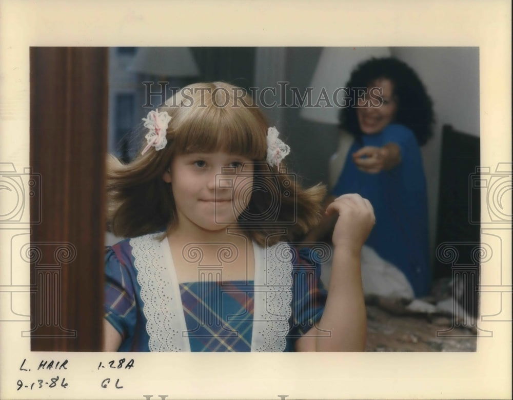 1986 Press Photo Alyssa Cheney With Custom Wig - ora08878 - Historic Images