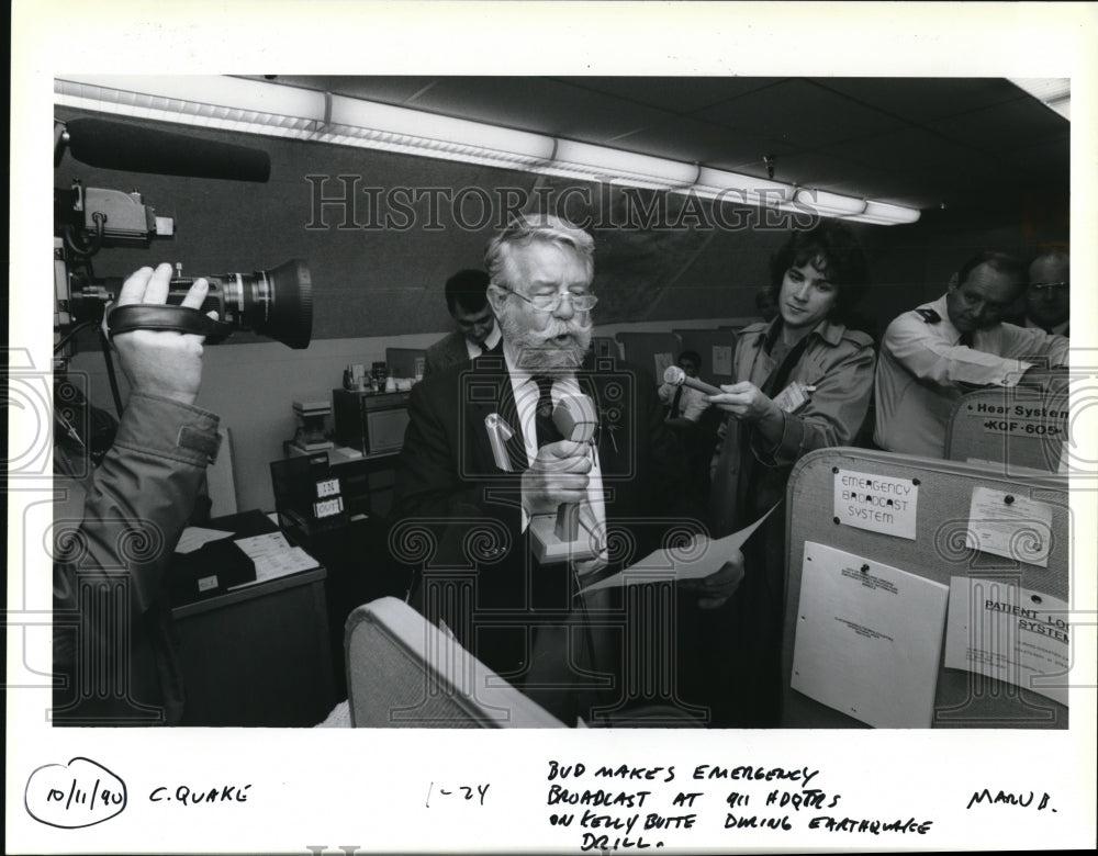 1990 Press Photo Bud makes emergency broadcast at 911 headquarters - ora10094 - Historic Images