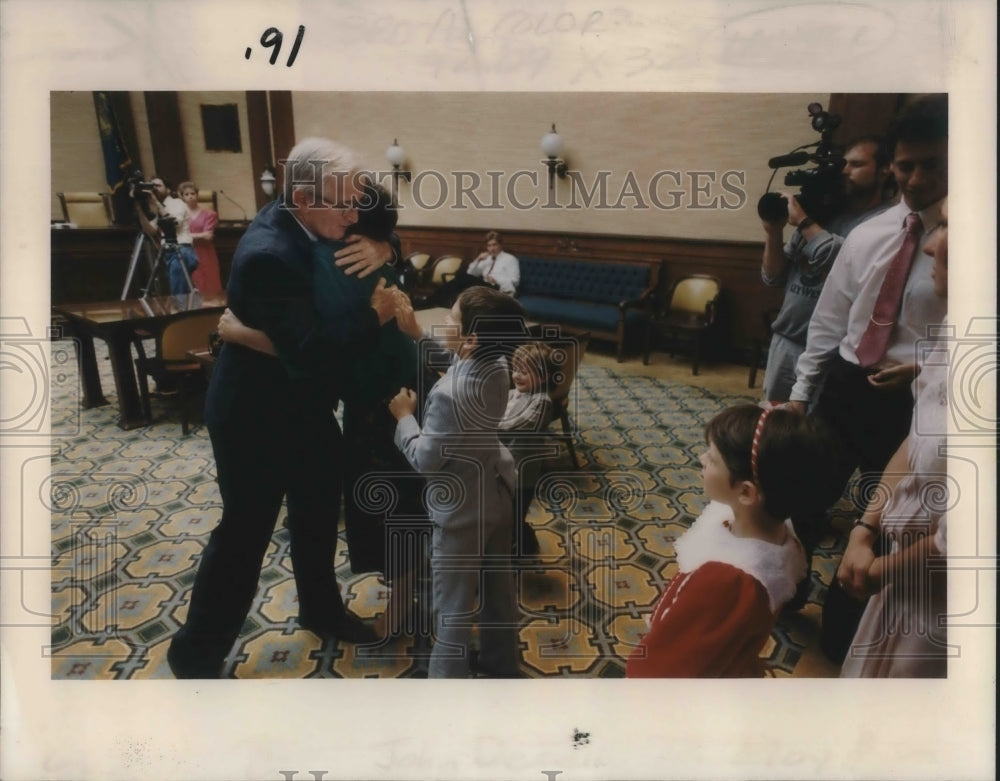 1989 Press Photo Joyce DeZell hugs her husband John after sworn as lawyer - Historic Images
