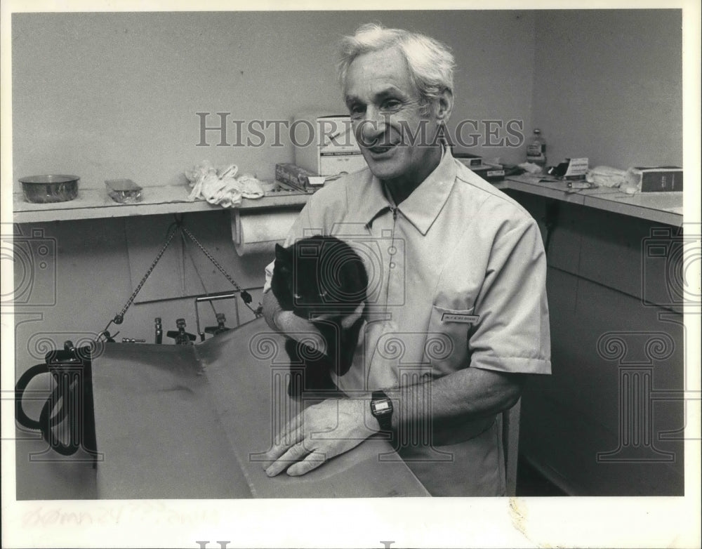 1984 Press Photo Veterinarian Dr Philip R DesRosiers, license will be suspended - Historic Images