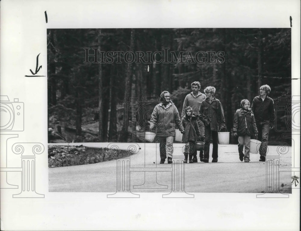 1972 Press Photo Al Davis Family at the woods near Estacada for mushroom. - Historic Images