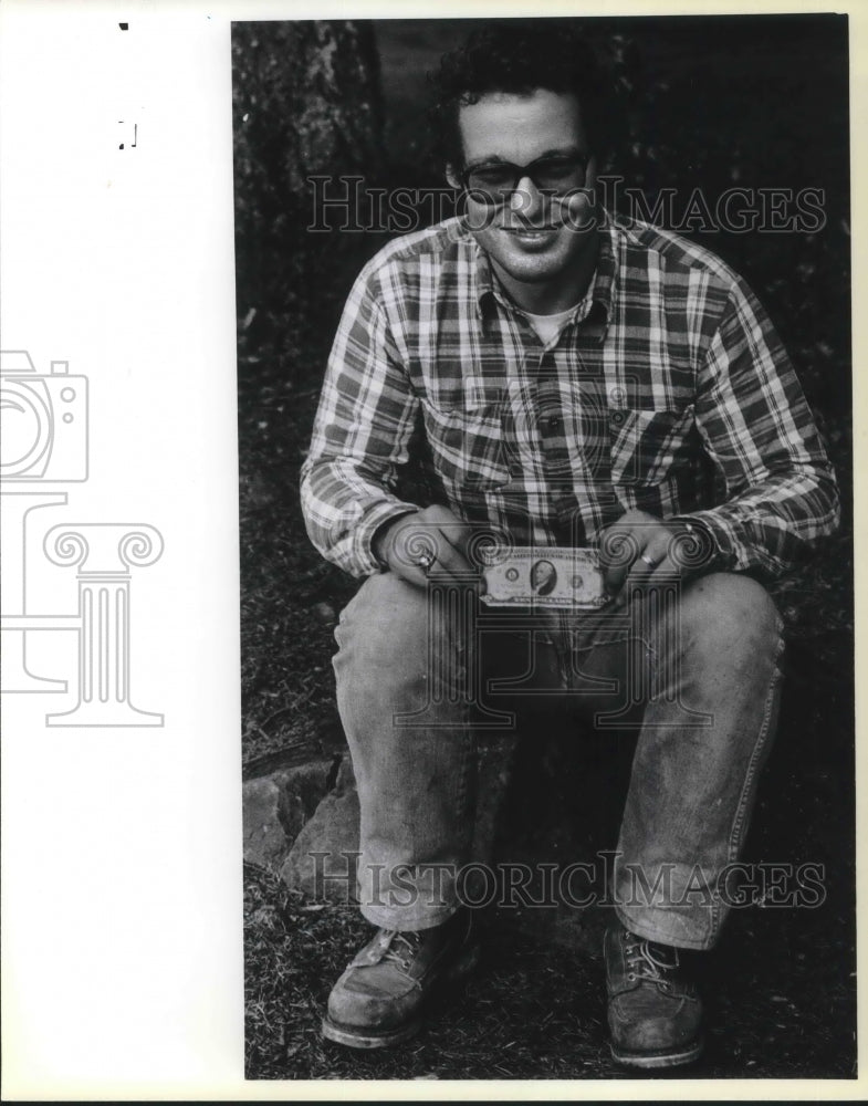 1979 Press Photo Craig Eaton descendant of Alexander Hamilton show of $10 bill. - Historic Images
