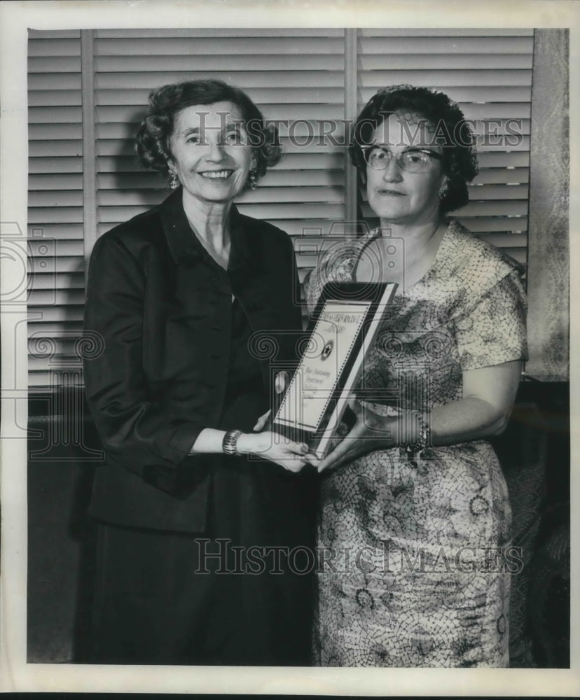 1963 Press Photo Mrs.Herman Edwards and Mrs.Jack Larson - ora21684 - Historic Images