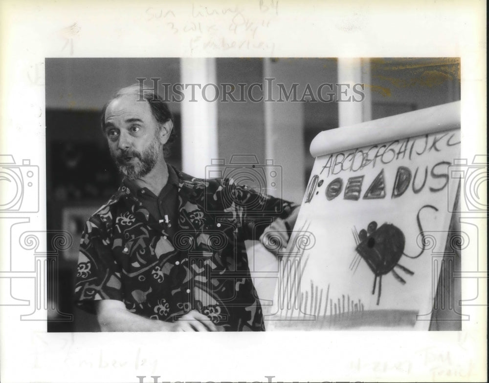 1987 Press Photo Ed Emberley shares his enthusiasm for art with students - Historic Images