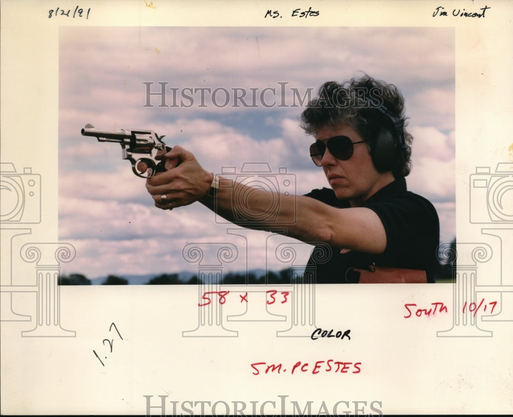 1991 Press Photo Linda Estes practicing firearms shooting - ora23142 - Historic Images