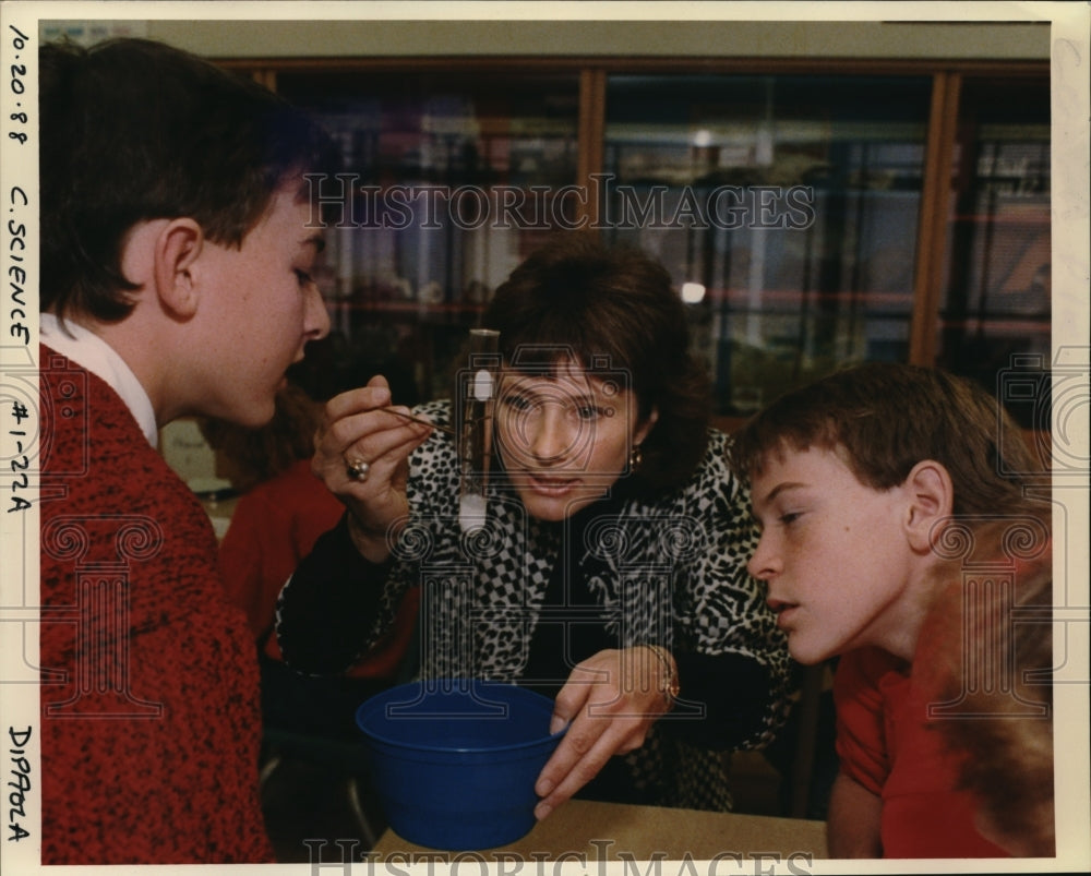 1988 Press Photo Marian Gerst, award winning science teacher, Stacey Kelley(L) &amp; - Historic Images